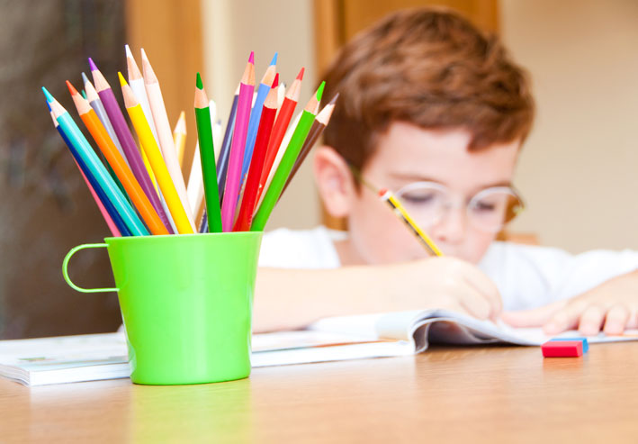 Niño escribiendo