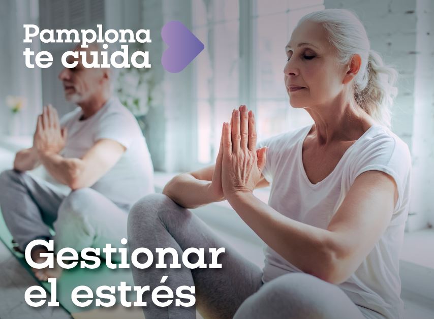 ancianos practicando yoga