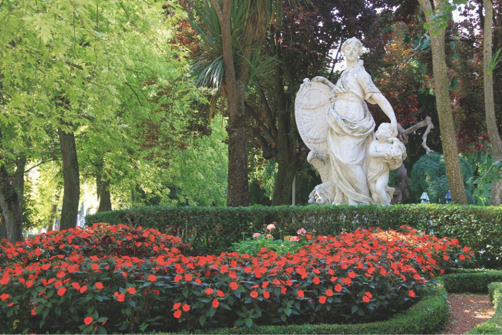 Flores en un parterre de la Taconera