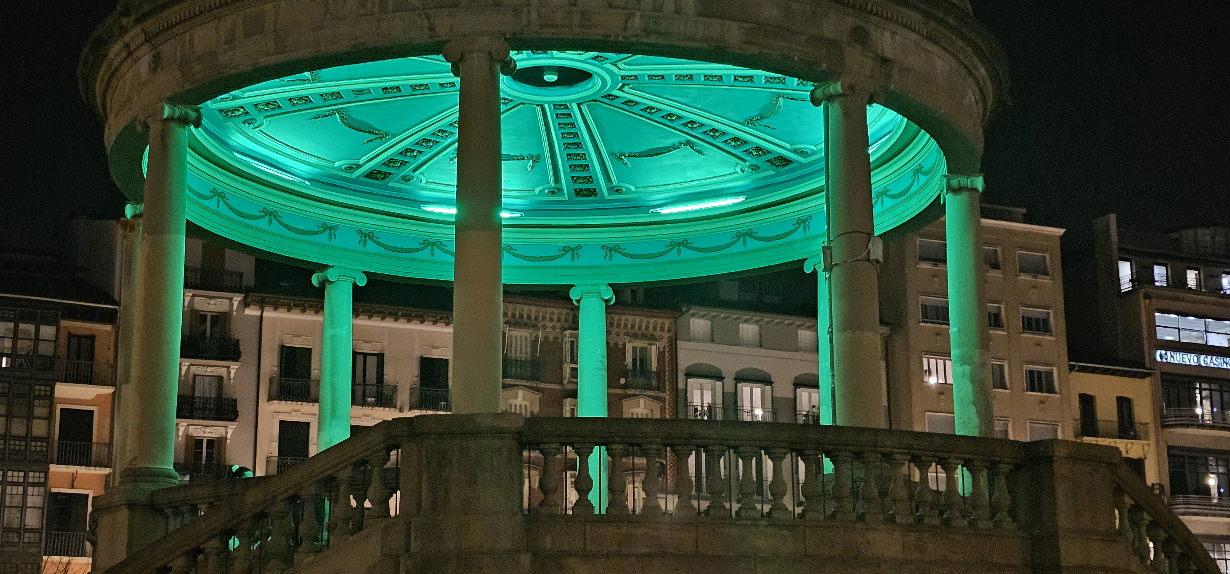 Quiosco de la plaza del Castillo iluminado en verde