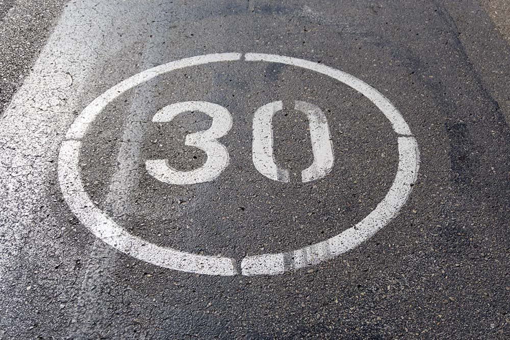 señal tráfico 30