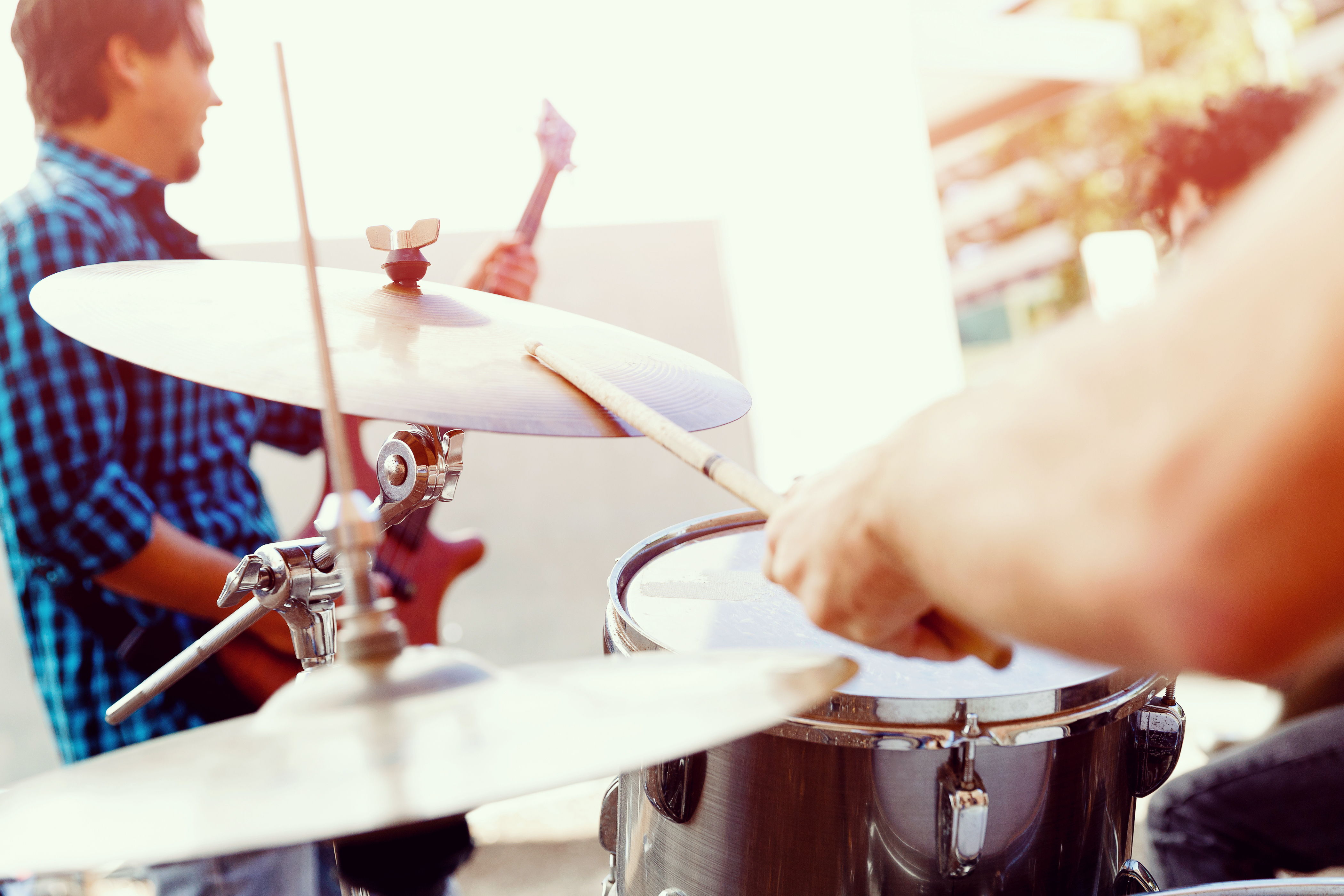 jovenes tocando instrumentos