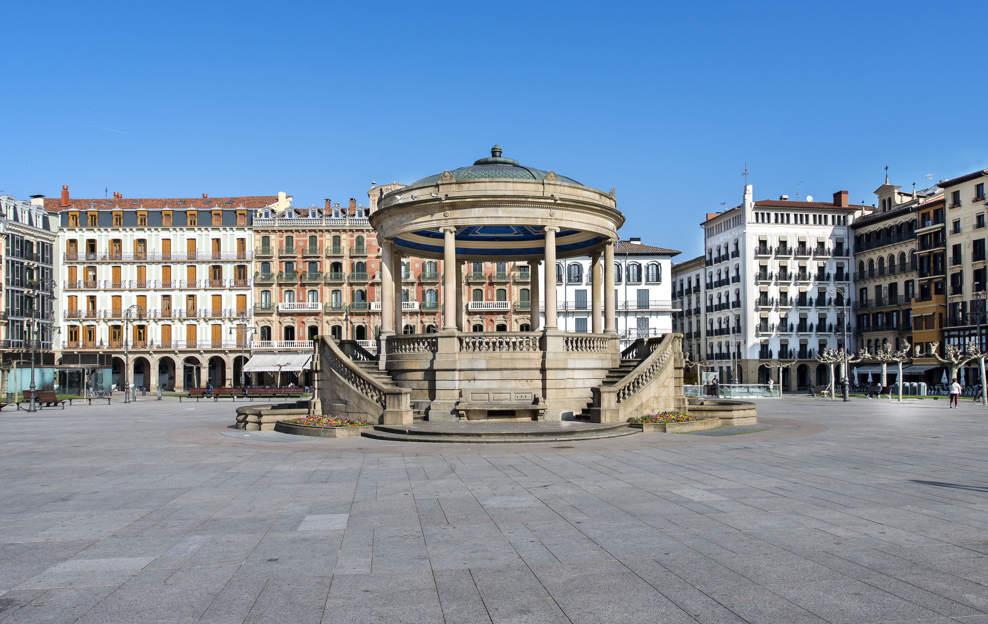 plaza_castillo_dia.jpg 