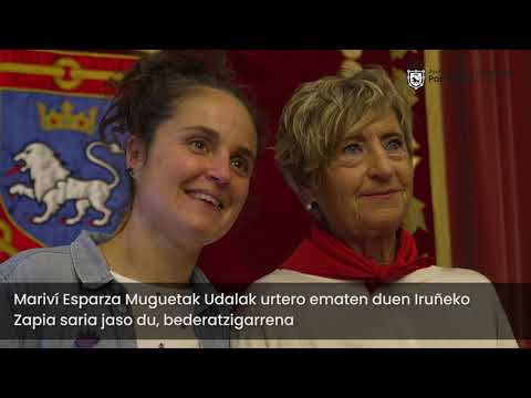 Marivi Espaza Muguetari Iruñeko zapia ematea