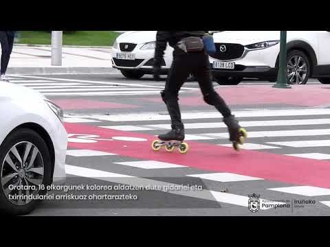 Autoek eta bizikletek nahitaez elkarrekin partekatu behar dituzten guneak gorriz seinaleztatzea