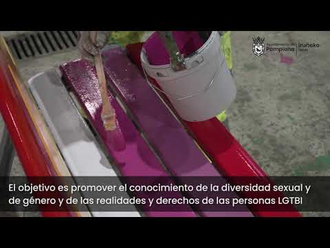 El Ayuntamiento pinta 25 bancos con los colores de las banderas de diferentes colectivos LGTBI