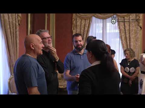 El Ayuntamiento recibe a la Coral de Cámara de Pamplona en el 80 aniversario de su constitución