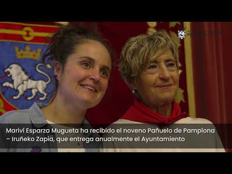 Entrega del Pañuelo de Pamplona- Iruñeko Zapia a Mariví Esparza Mugueta