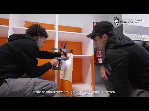 Alumnado del CI Donibane fabrica muebles para el comedor escolar del CP Bernart Etxepare