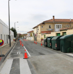 Calle María Auxiliadora frente al colegio Bernat Etxepare