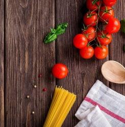 Ingredientes para preparar unos espaguetis con tomates y albahaca