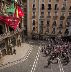 pañuelo ayuntamiento de Pamplona #losviviremos