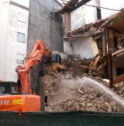 obreros derribando el edificio del grupo oscoz 12-14 en rochapea