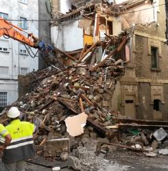 obreros derribando el edificio del grupo oscoz 12-14 en rochapea