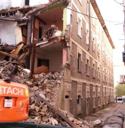 obreros derribando el edificio del grupo oscoz 12-14 en rochapea