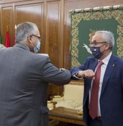 enrique maya le choca el codo al presidente del Comité Olímpico Español