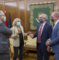 enrique maya recibe al presidente del Comité Olímpico Español
