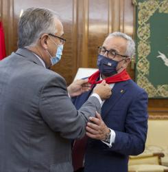 enrique maya le ata el pañuelo rojo de san fermin al presidente del Comité Olímpico Español