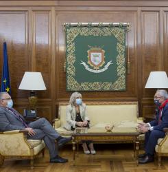 conversación entre enrique maya y presidente del Comité Olímpico Español y los sillones del despacho del alcalde