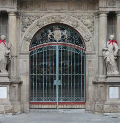 Fachada del Ayuntamiento con pañuelos