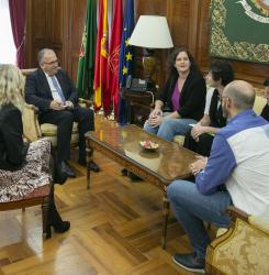 alcalde e invitados sentados en un sofá