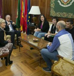 alcalde e invitados sentados en un sofá