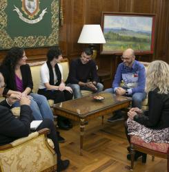 alcalde e invitados sentados en un sofá