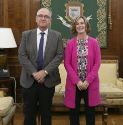 El alcalde Enrique Maya con Teresa Imízcoz, directora de la UNED Pamplona