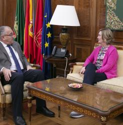 El alcalde Enrique Maya con Teresa Imízcoz, directora de la UNED Pamplona