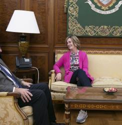El alcalde Enrique Maya con Teresa Imízcoz, directora de la UNED Pamplona