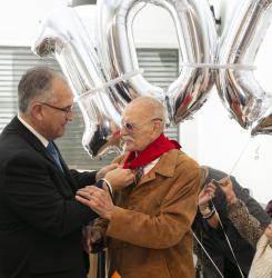 El alcalde felicita a Marcelino Andueza