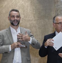 El alcalde de pamplona y un premiado
