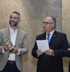 El alcalde de pamplona y un premiado