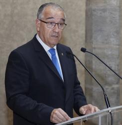 alcalde de pamplona en la entrega de premios de poesia