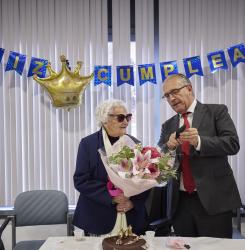 El alcalde felicita una centenaria