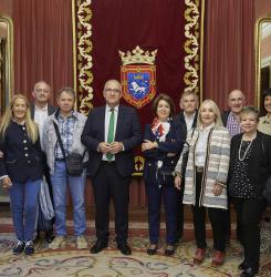 Foto de grupo con el alcalde de Pamplona
