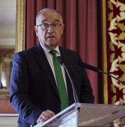 El alcalde de pamplona dando un discurso
