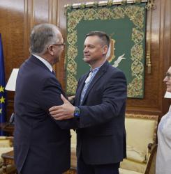 El Alcalde da un abrazo al Diputado de Ucrania