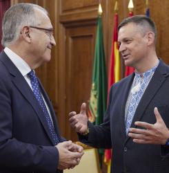 Enrique Maya habla con el Diputado de Ucrania