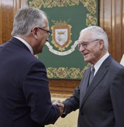 Enrique Maya da la mano al embajador de Ecuador