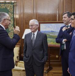 El alcalde de Pamplona recibe al embajador de Ecuador
