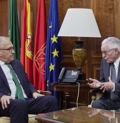 El alcalde de Pamplona y el embajador de Ecuador