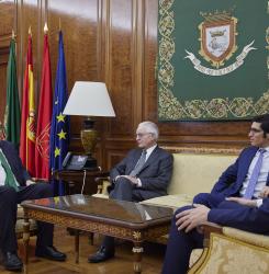 El alcalde de Pamplona sentado en un sofá con el embajador de Ecuador