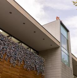 instalación de unas botellas en la fachada de civivox iturrama