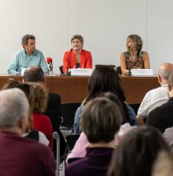 cinco personas en una rueda de prensa
