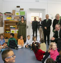 El alcalde de Pamplona visita una clase de infantil