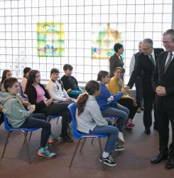 Visita del alcalde a una clase del colegio Victor Pradera
