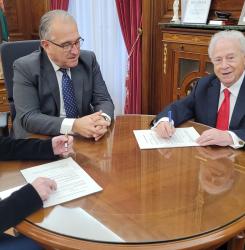 El alcalde de pamplona y Bartolozzi firmando un documento