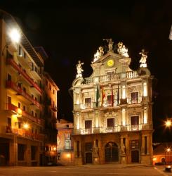 fachada del ayuntamiento en amarillo