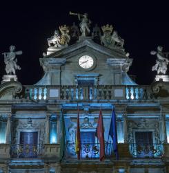 fachada del ayuntamiento en azul